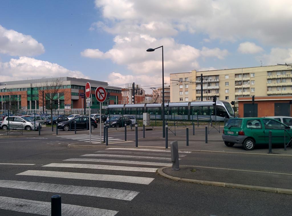 Studio Premium Zenith Arenes Purpan Toulouse Buitenkant foto